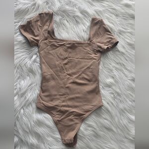 Babaton Square Neck Short Sleeve Bodysuit in Nude Tan Xs